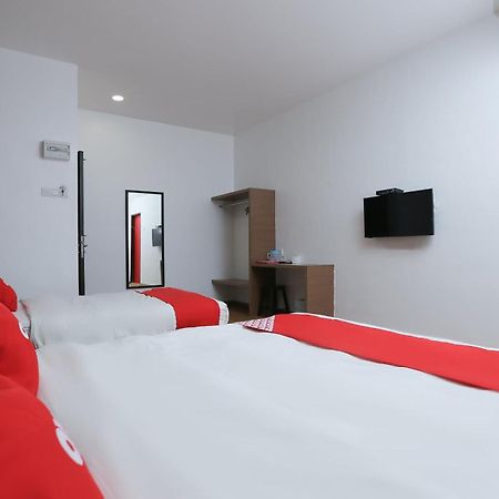 Oyo 89915 East Mount Hotel Кукуп Экстерьер фото