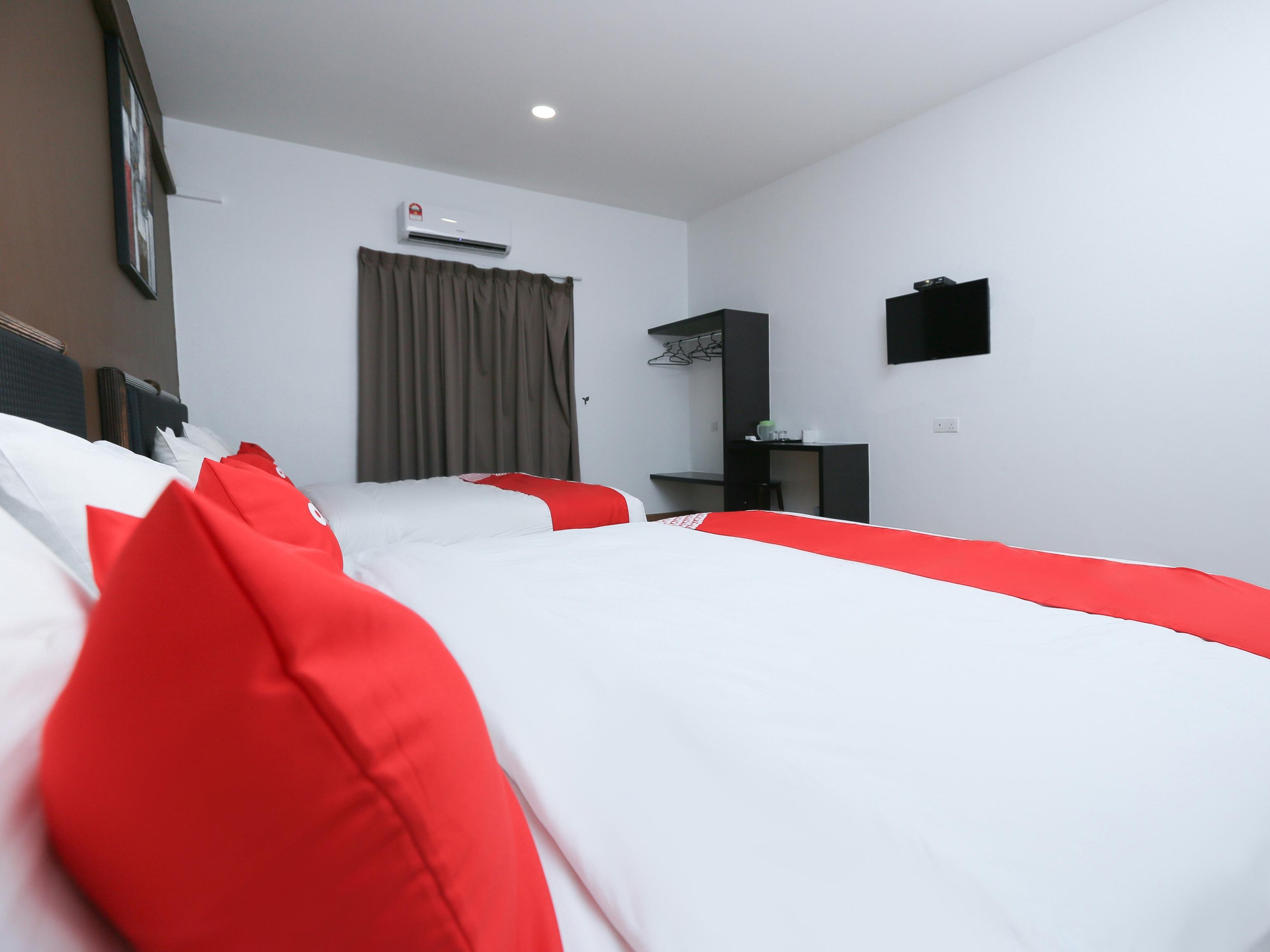 Oyo 89915 East Mount Hotel Кукуп Экстерьер фото