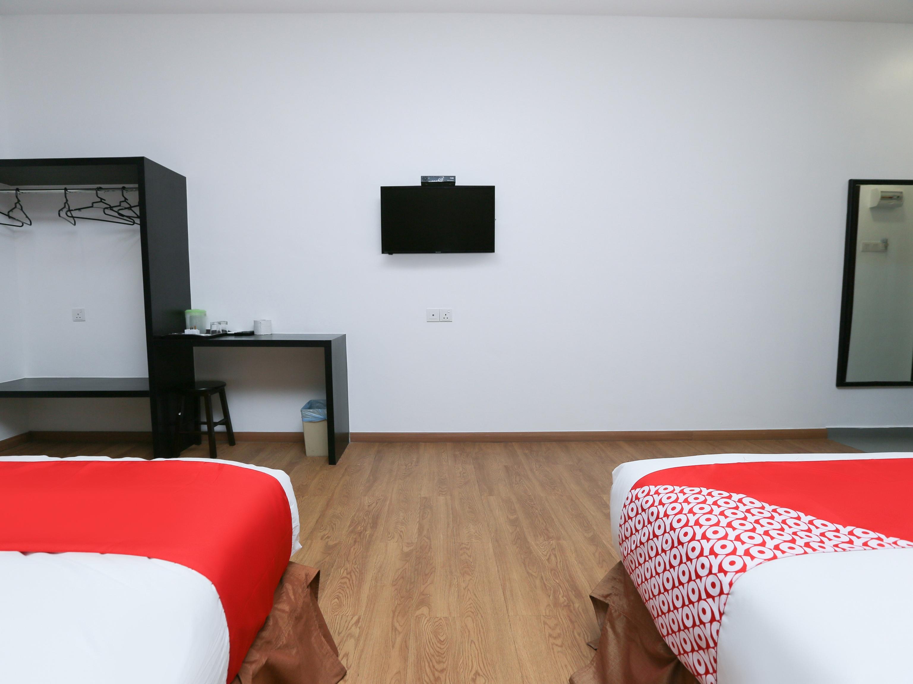 Oyo 89915 East Mount Hotel Кукуп Экстерьер фото