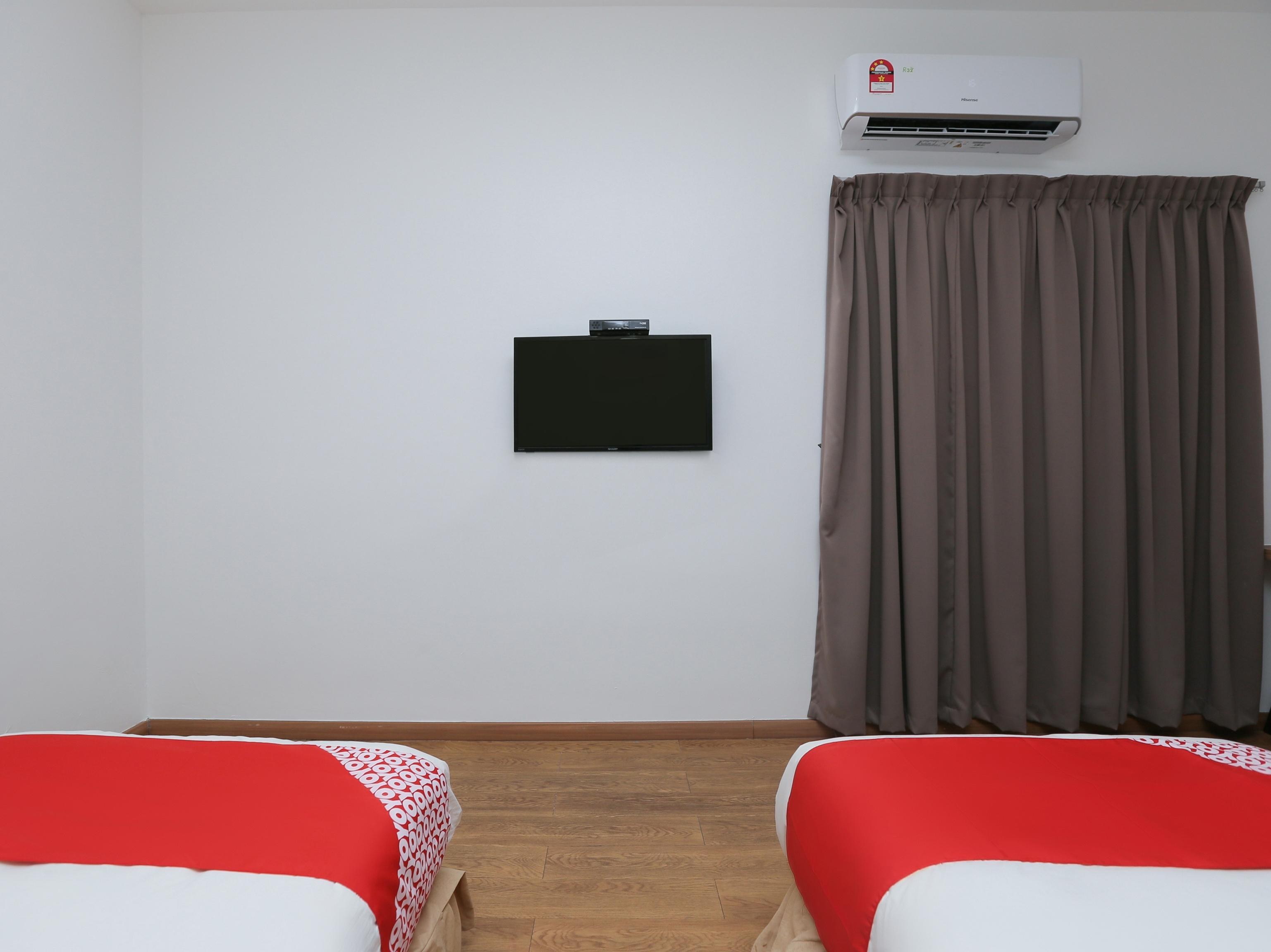 Oyo 89915 East Mount Hotel Кукуп Экстерьер фото