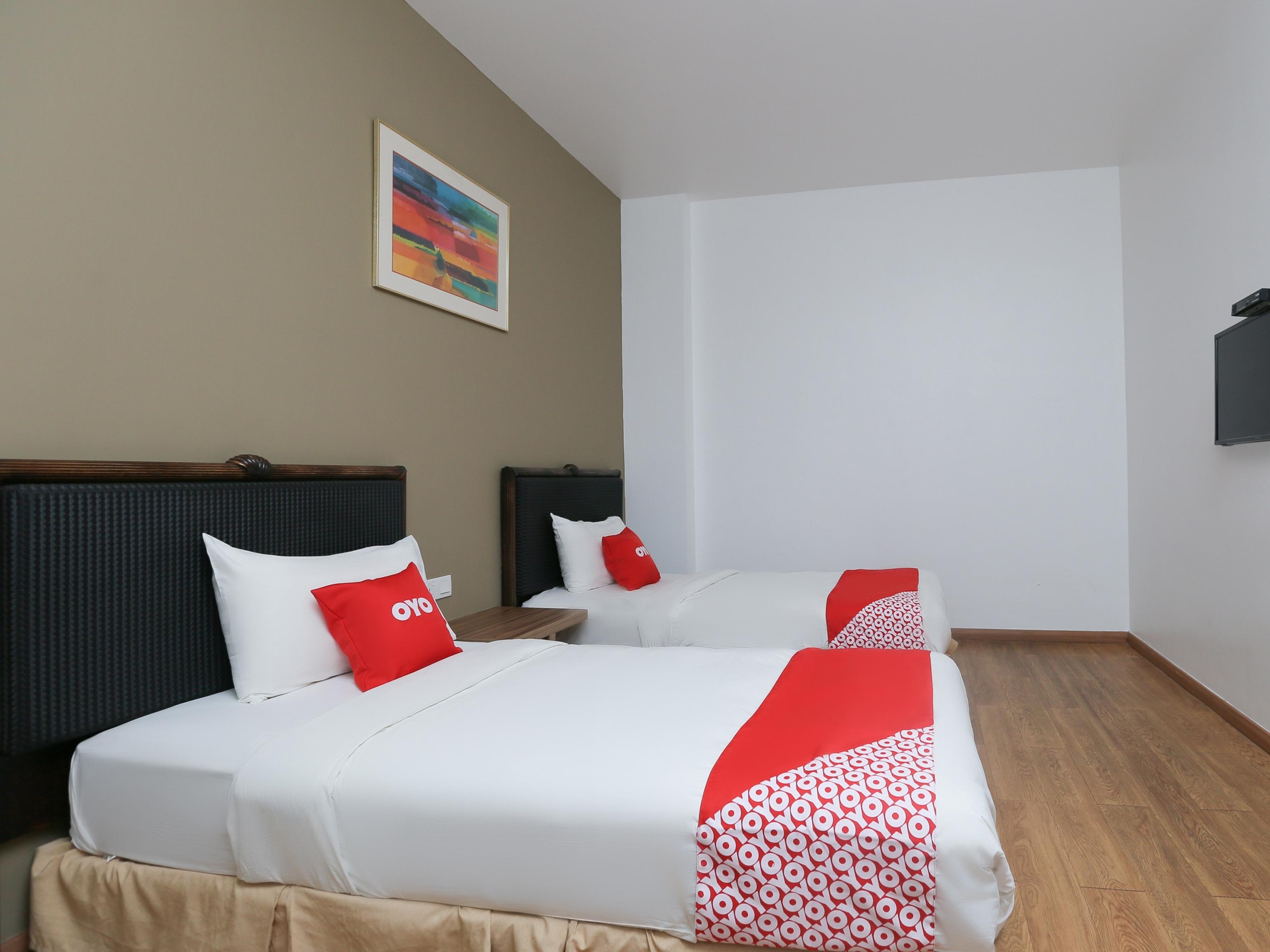 Oyo 89915 East Mount Hotel Кукуп Экстерьер фото