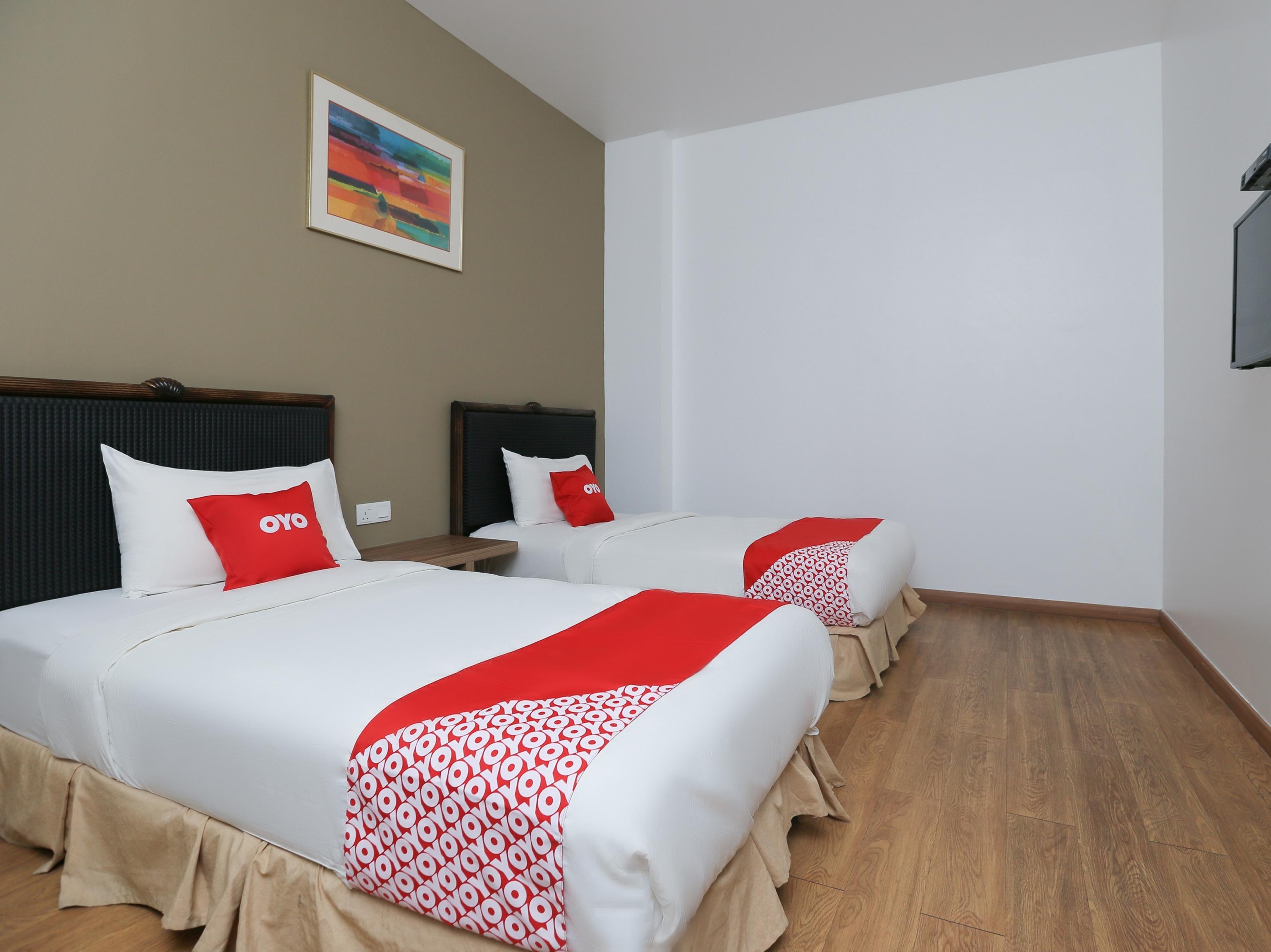 Oyo 89915 East Mount Hotel Кукуп Экстерьер фото