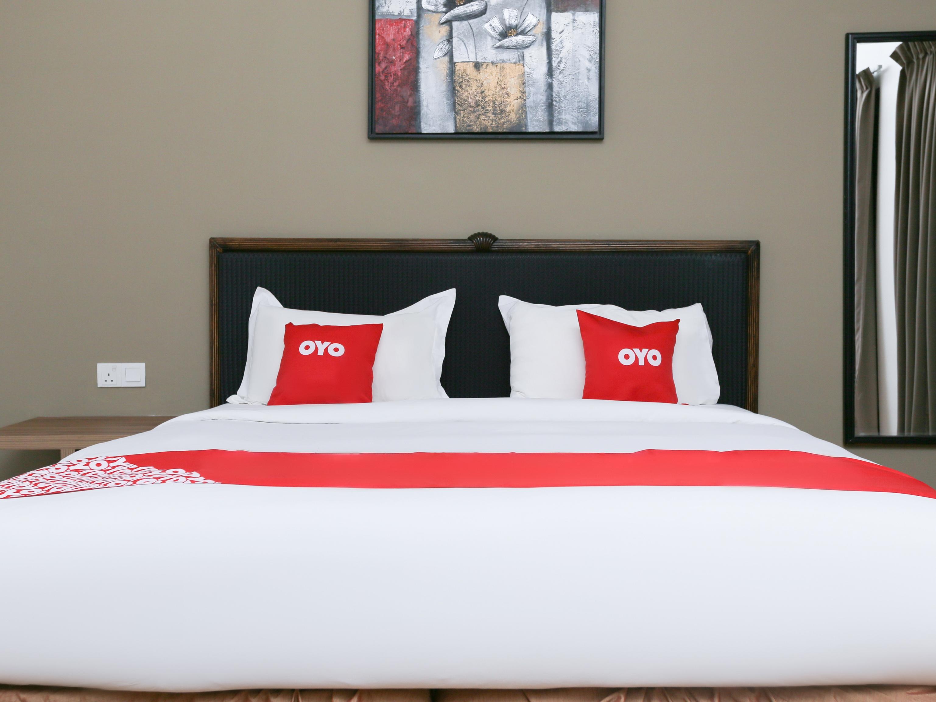 Oyo 89915 East Mount Hotel Кукуп Экстерьер фото