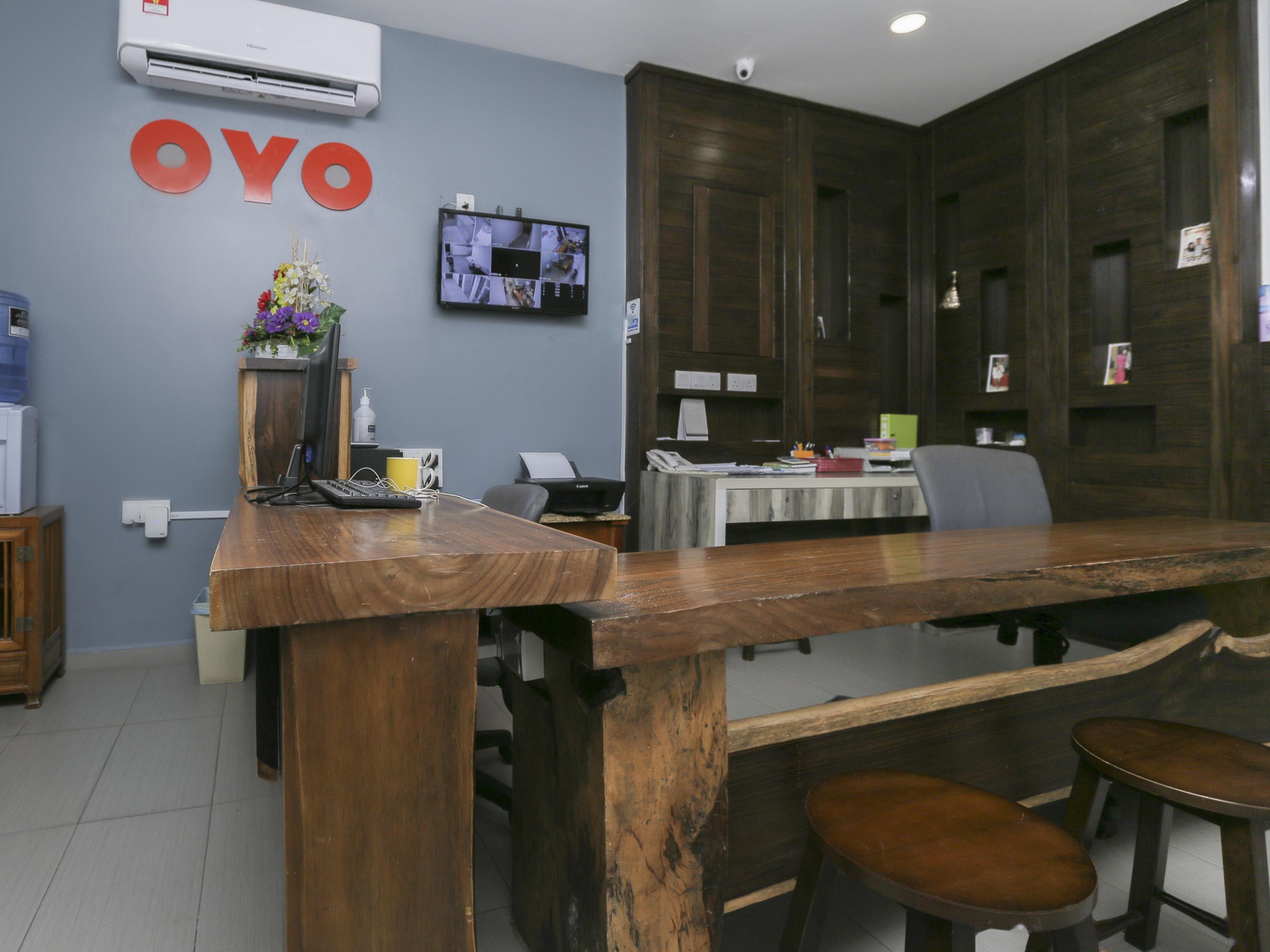Oyo 89915 East Mount Hotel Кукуп Экстерьер фото