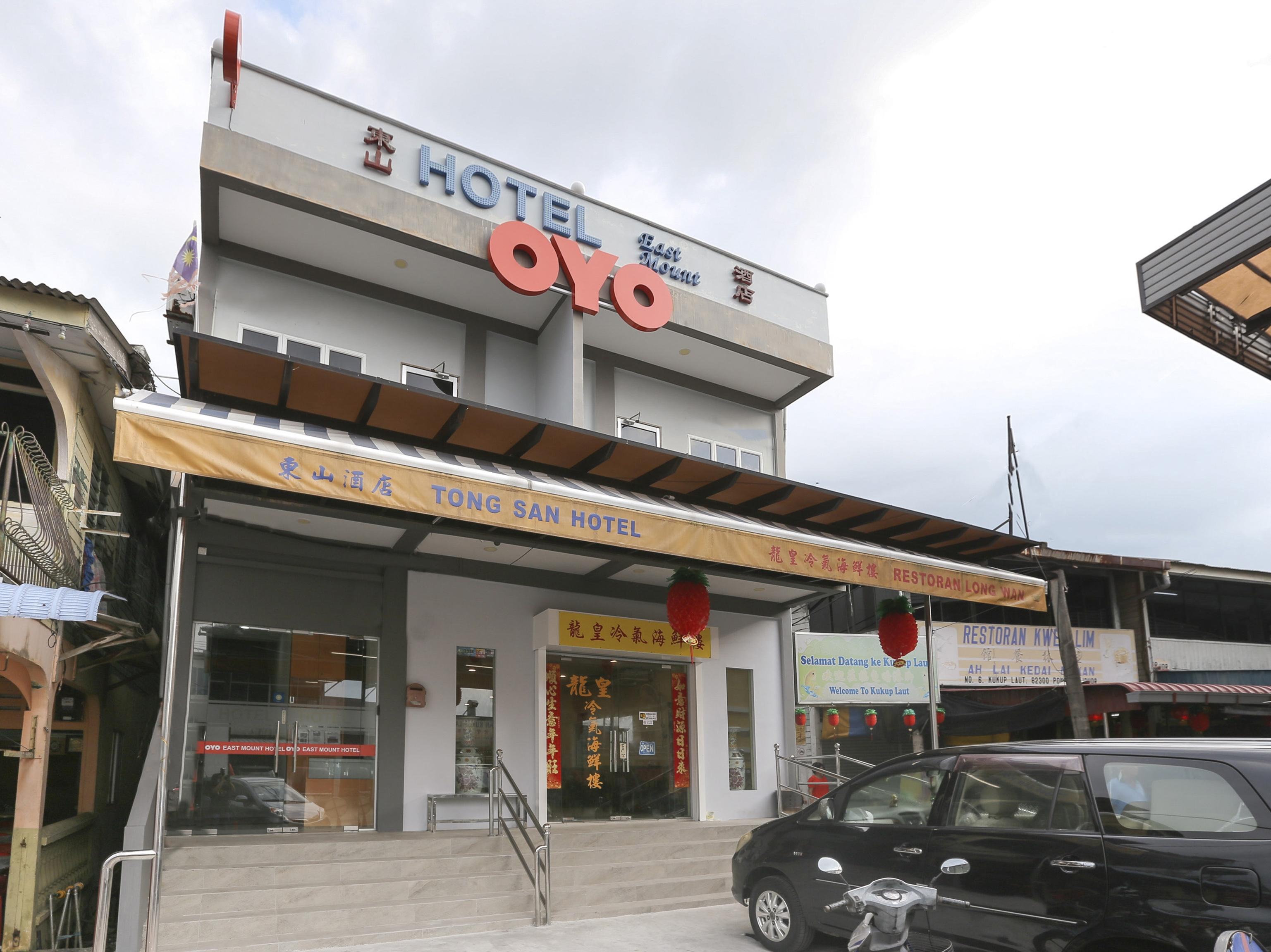 Oyo 89915 East Mount Hotel Кукуп Экстерьер фото
