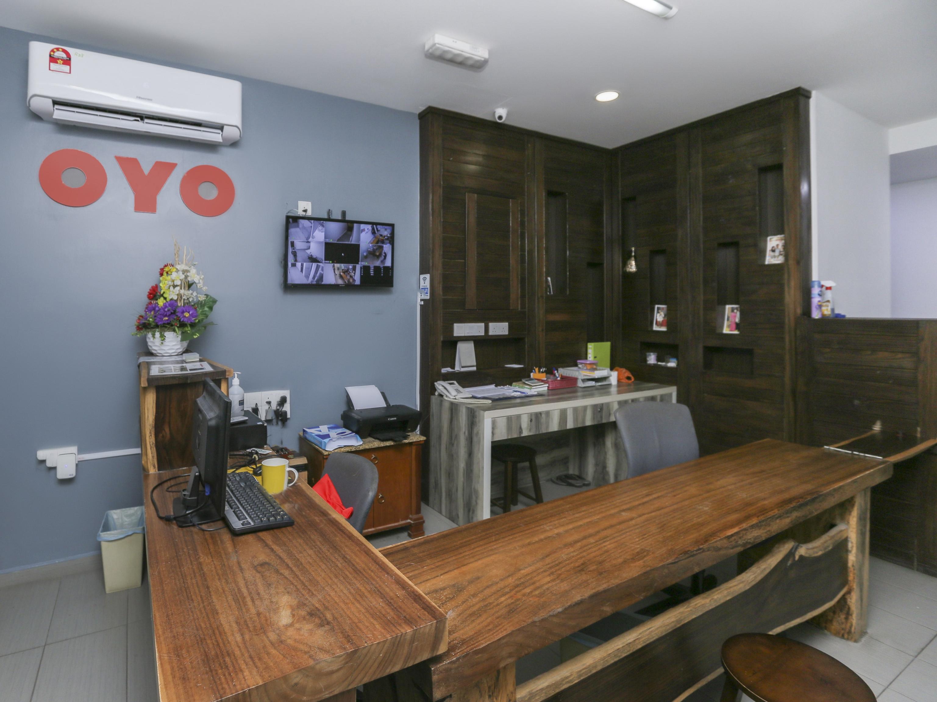 Oyo 89915 East Mount Hotel Кукуп Экстерьер фото