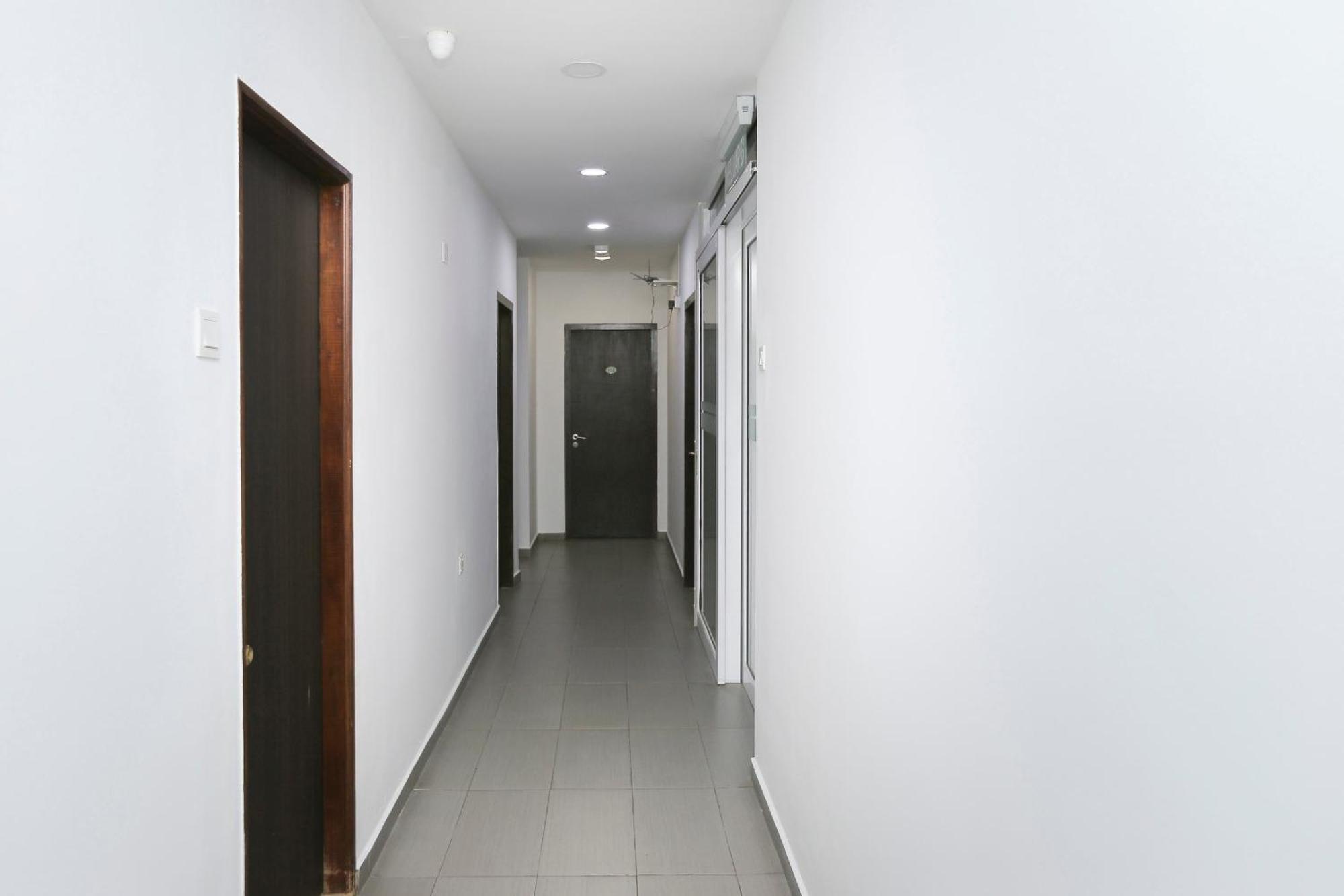 Oyo 89915 East Mount Hotel Кукуп Экстерьер фото