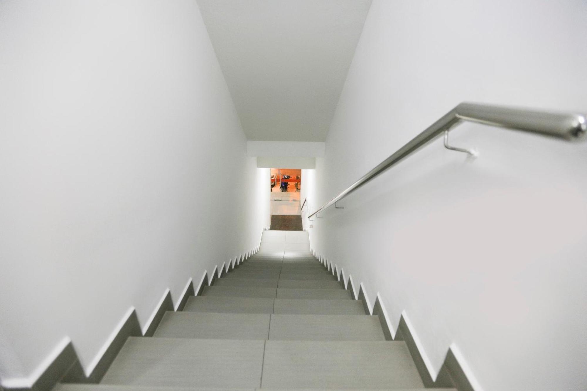 Oyo 89915 East Mount Hotel Кукуп Экстерьер фото
