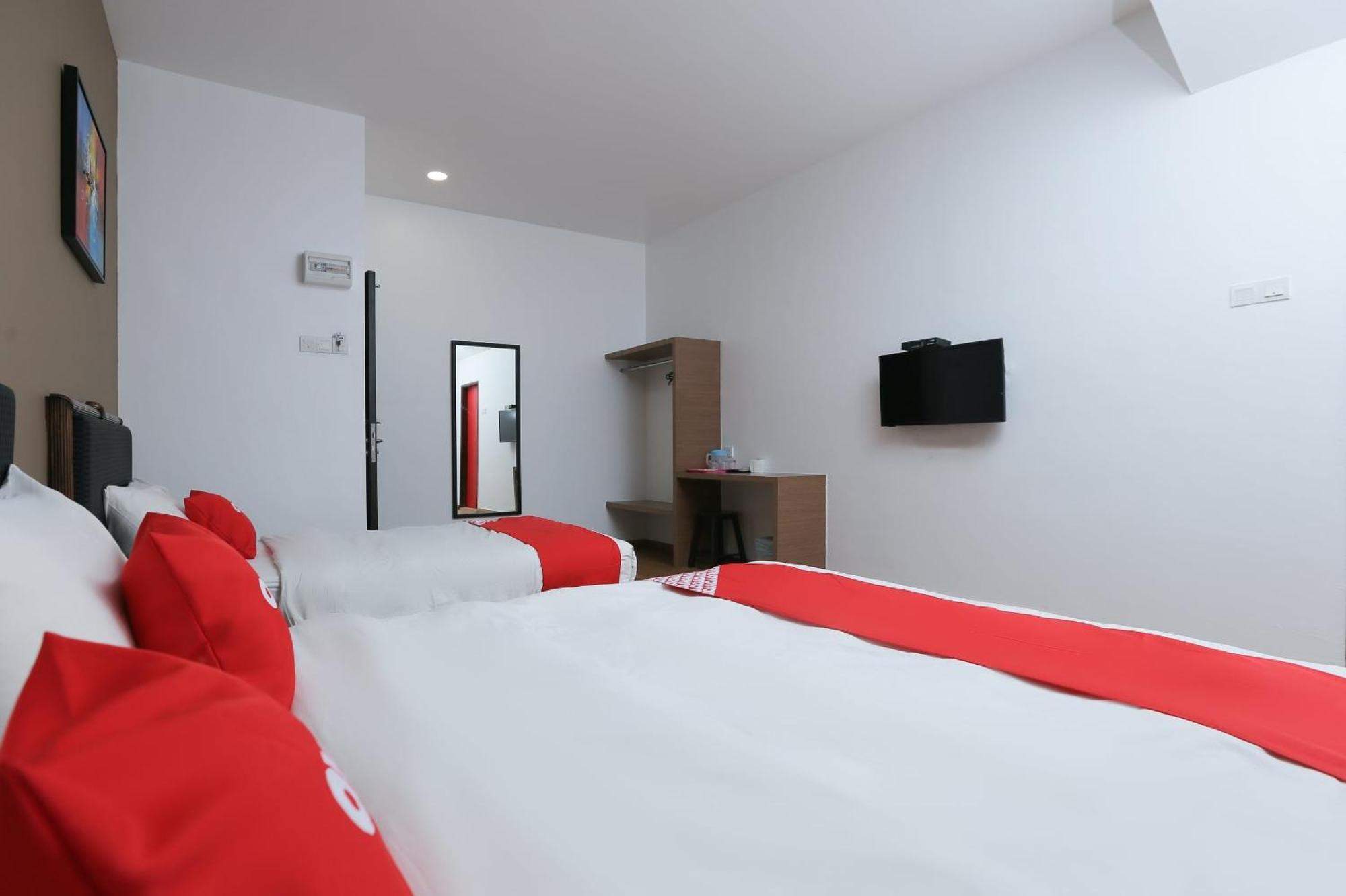 Oyo 89915 East Mount Hotel Кукуп Экстерьер фото