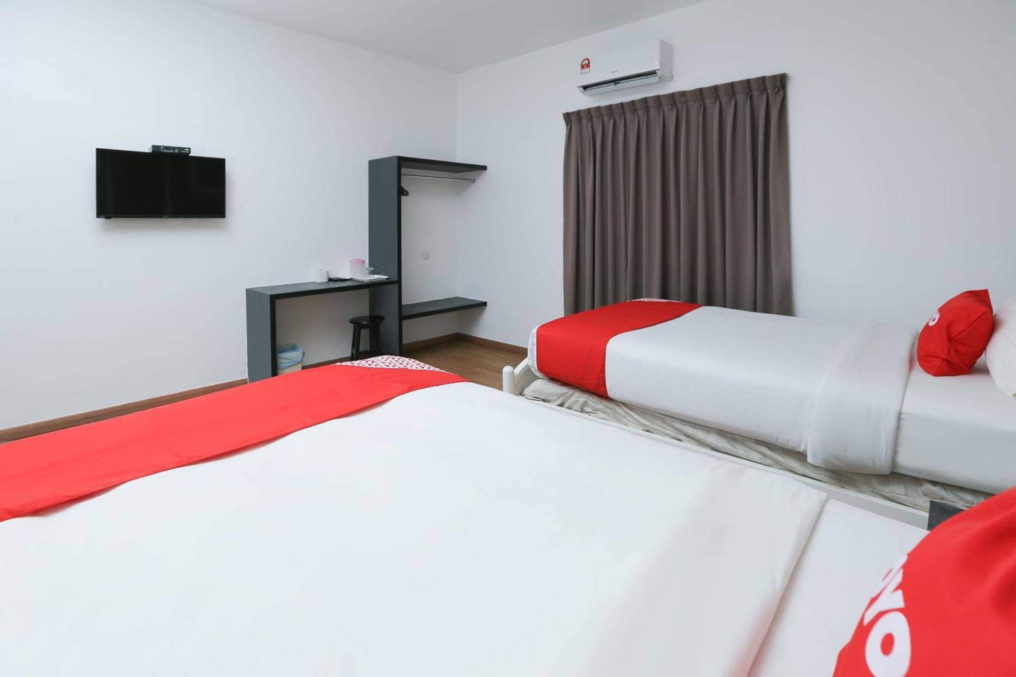 Oyo 89915 East Mount Hotel Кукуп Экстерьер фото