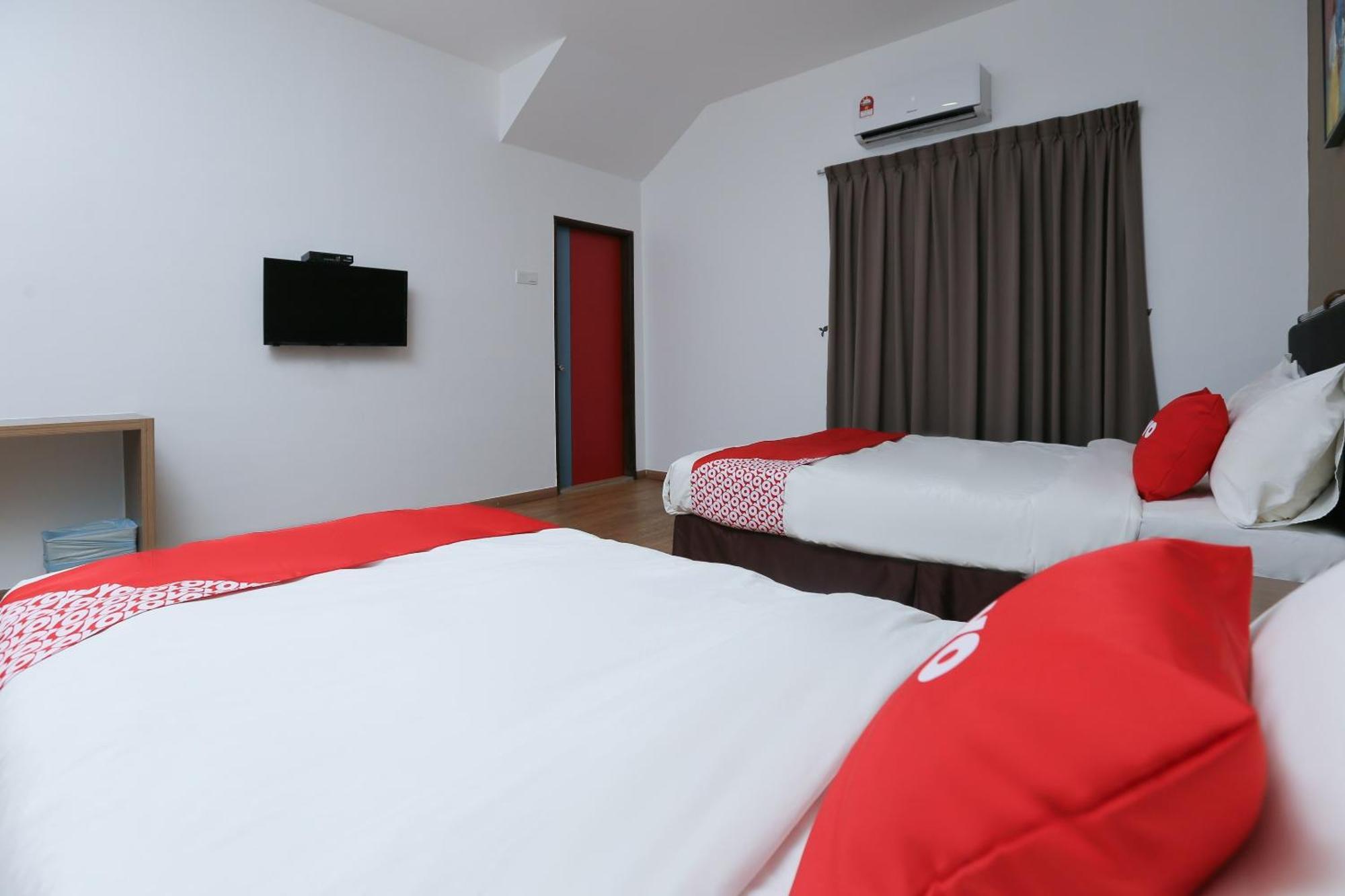 Oyo 89915 East Mount Hotel Кукуп Экстерьер фото