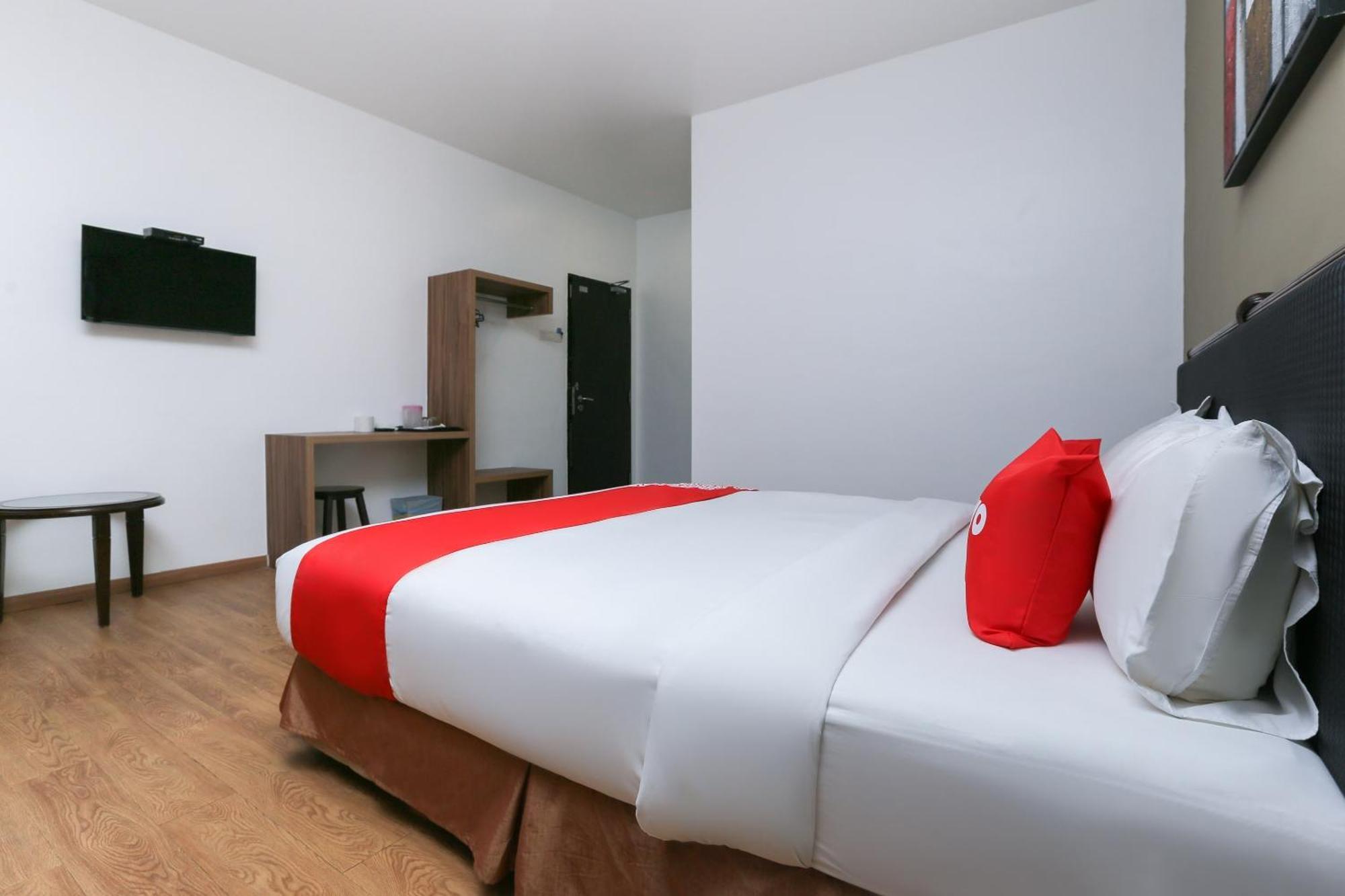 Oyo 89915 East Mount Hotel Кукуп Экстерьер фото