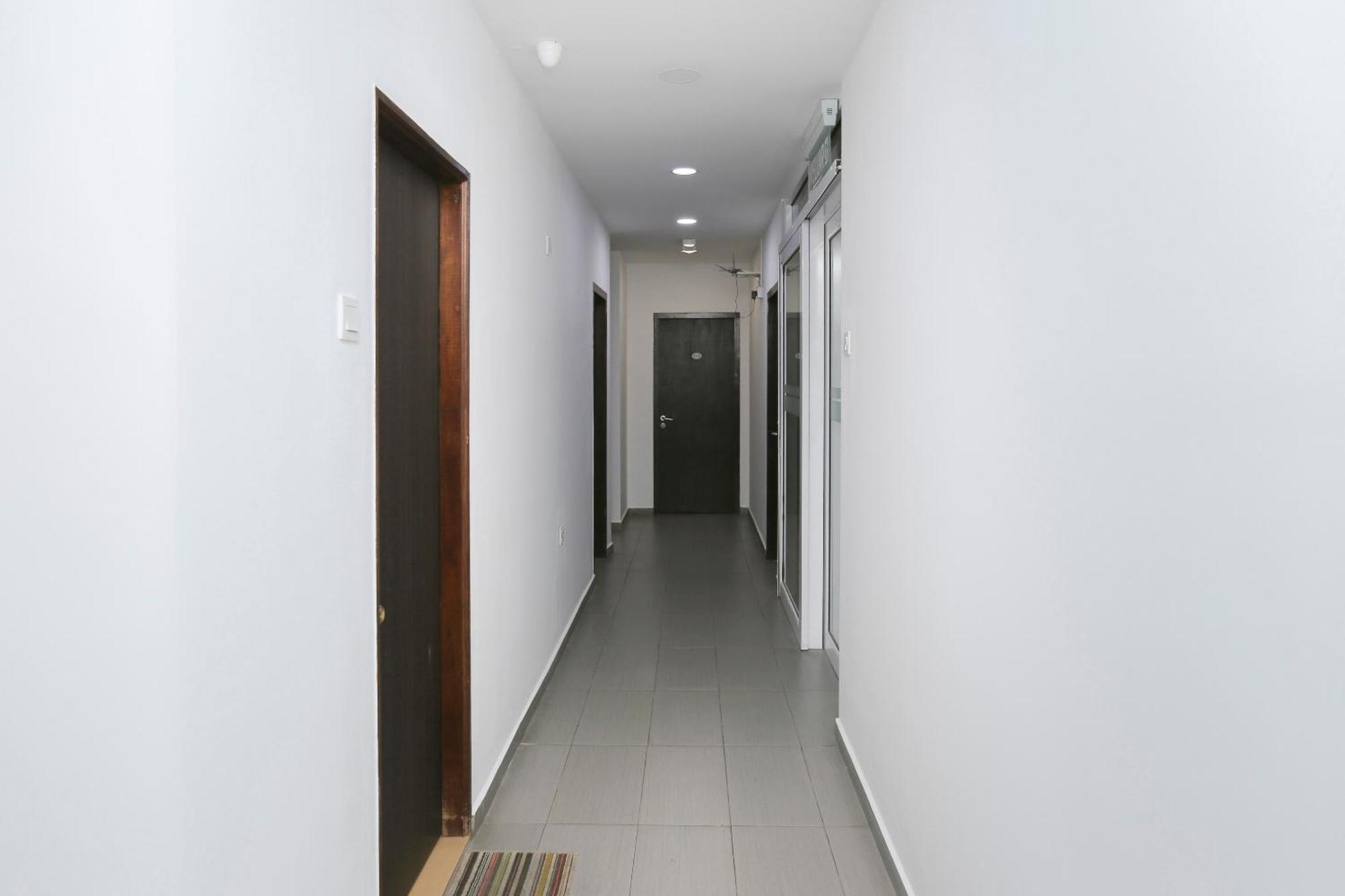 Oyo 89915 East Mount Hotel Кукуп Экстерьер фото