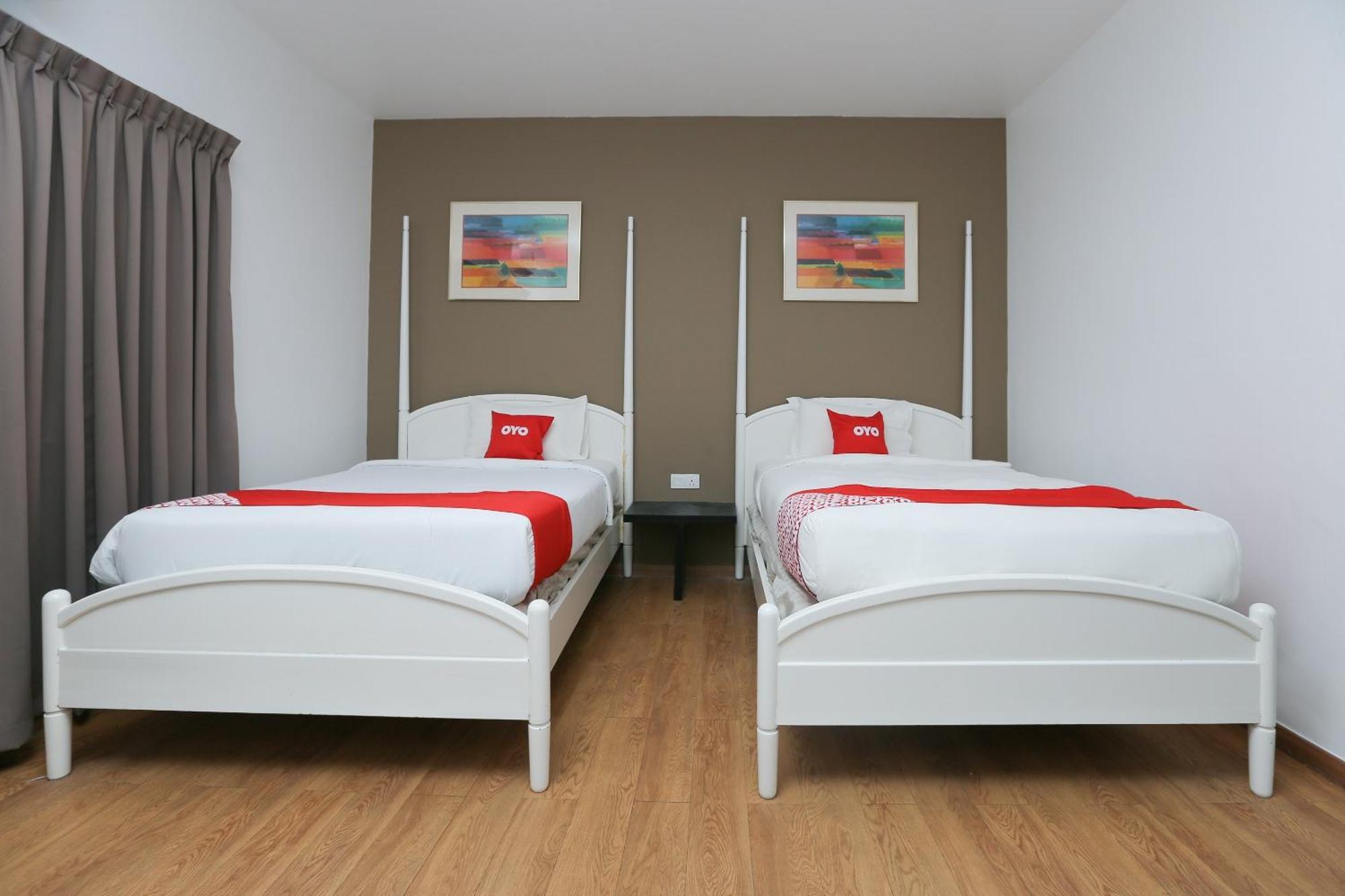 Oyo 89915 East Mount Hotel Кукуп Экстерьер фото