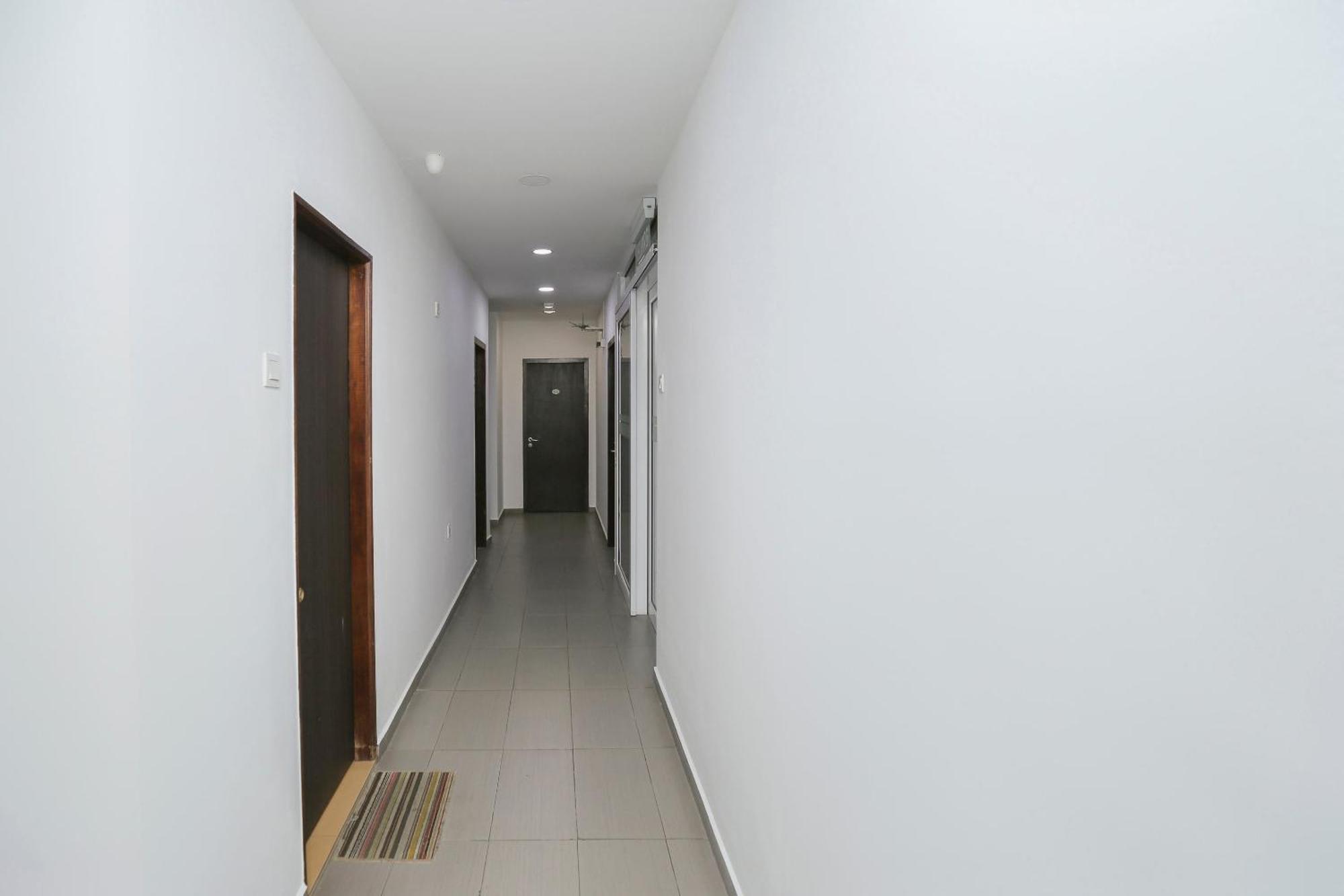 Oyo 89915 East Mount Hotel Кукуп Экстерьер фото