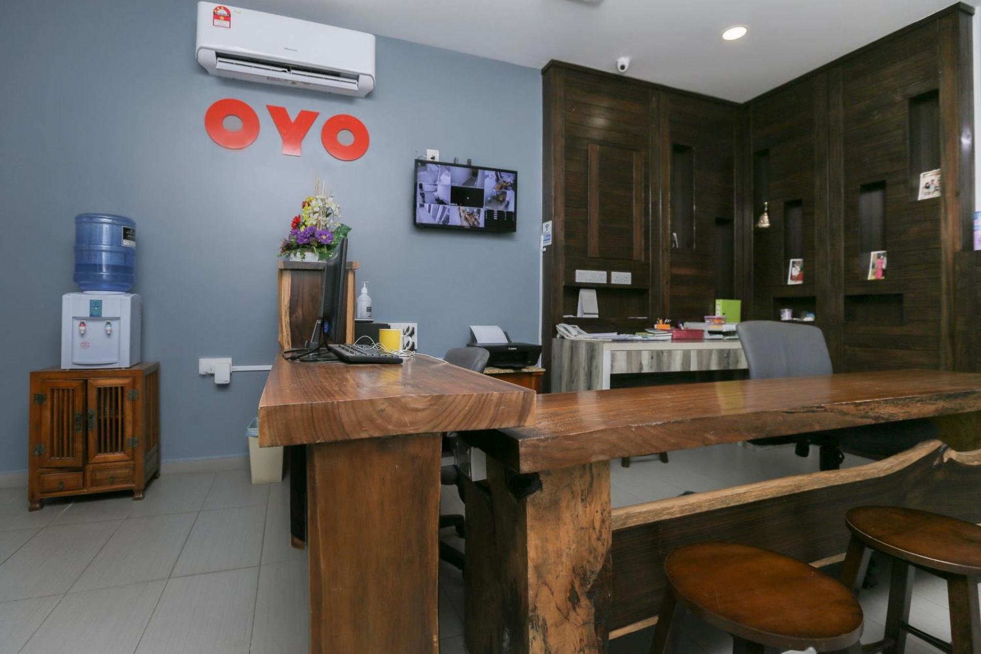 Oyo 89915 East Mount Hotel Кукуп Экстерьер фото