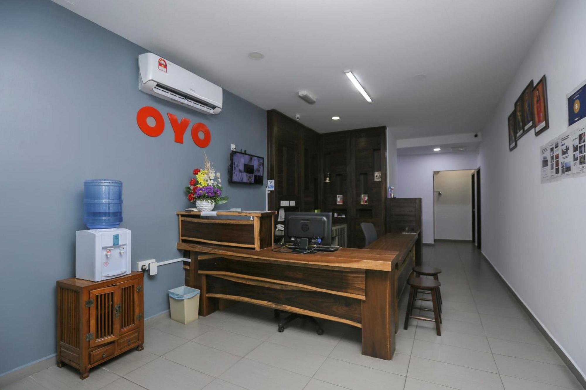 Oyo 89915 East Mount Hotel Кукуп Экстерьер фото
