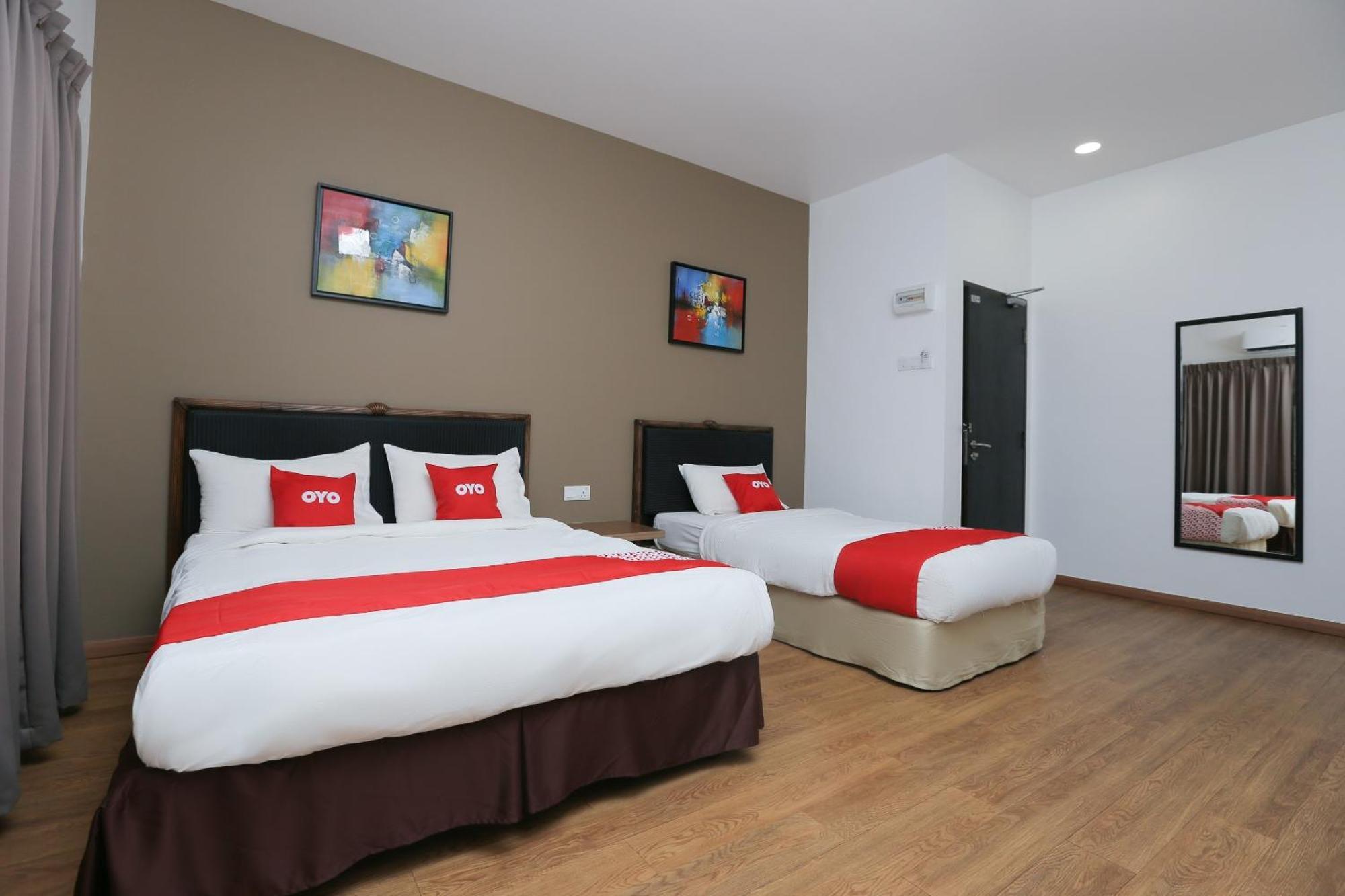 Oyo 89915 East Mount Hotel Кукуп Экстерьер фото