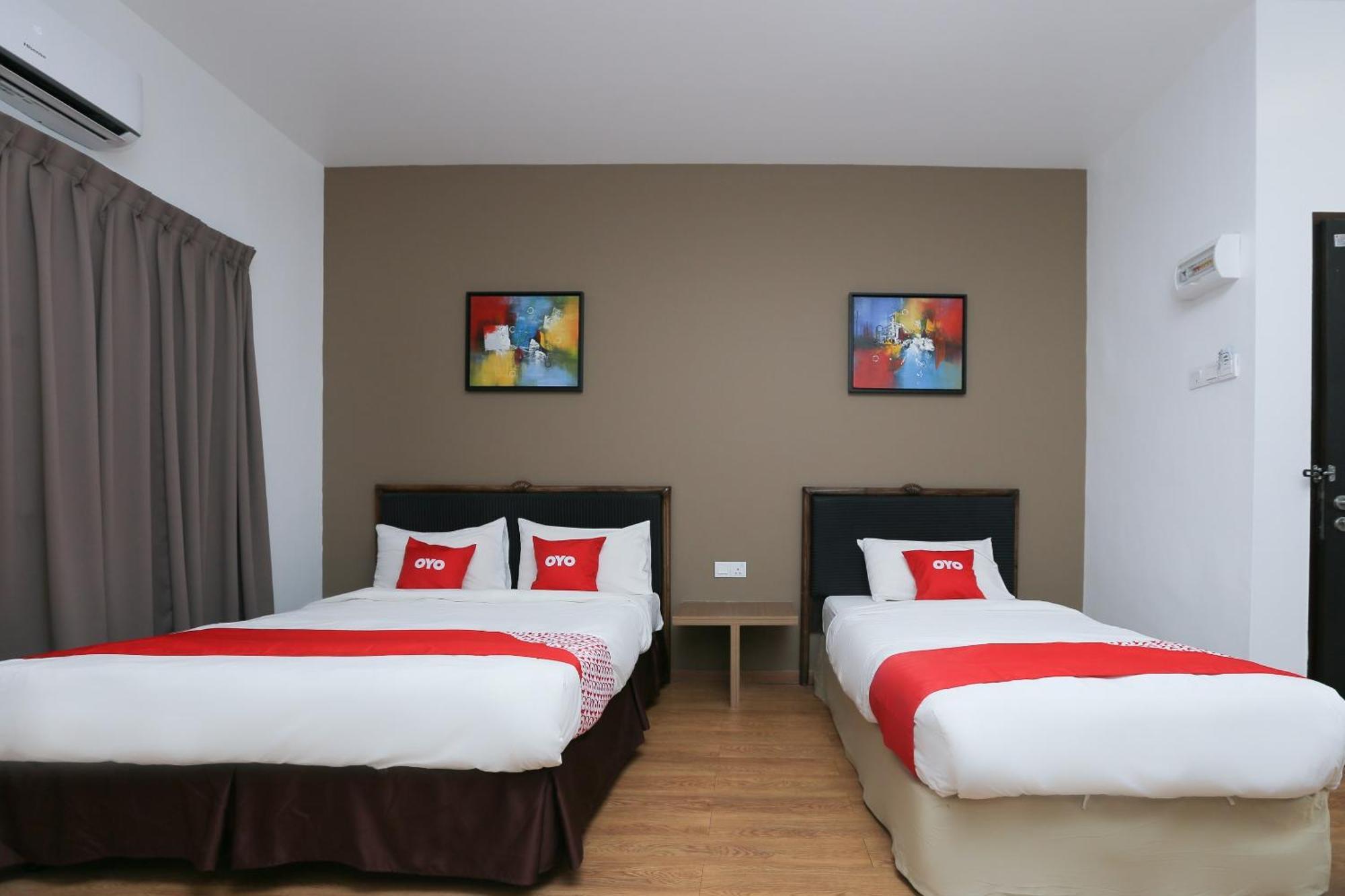 Oyo 89915 East Mount Hotel Кукуп Экстерьер фото