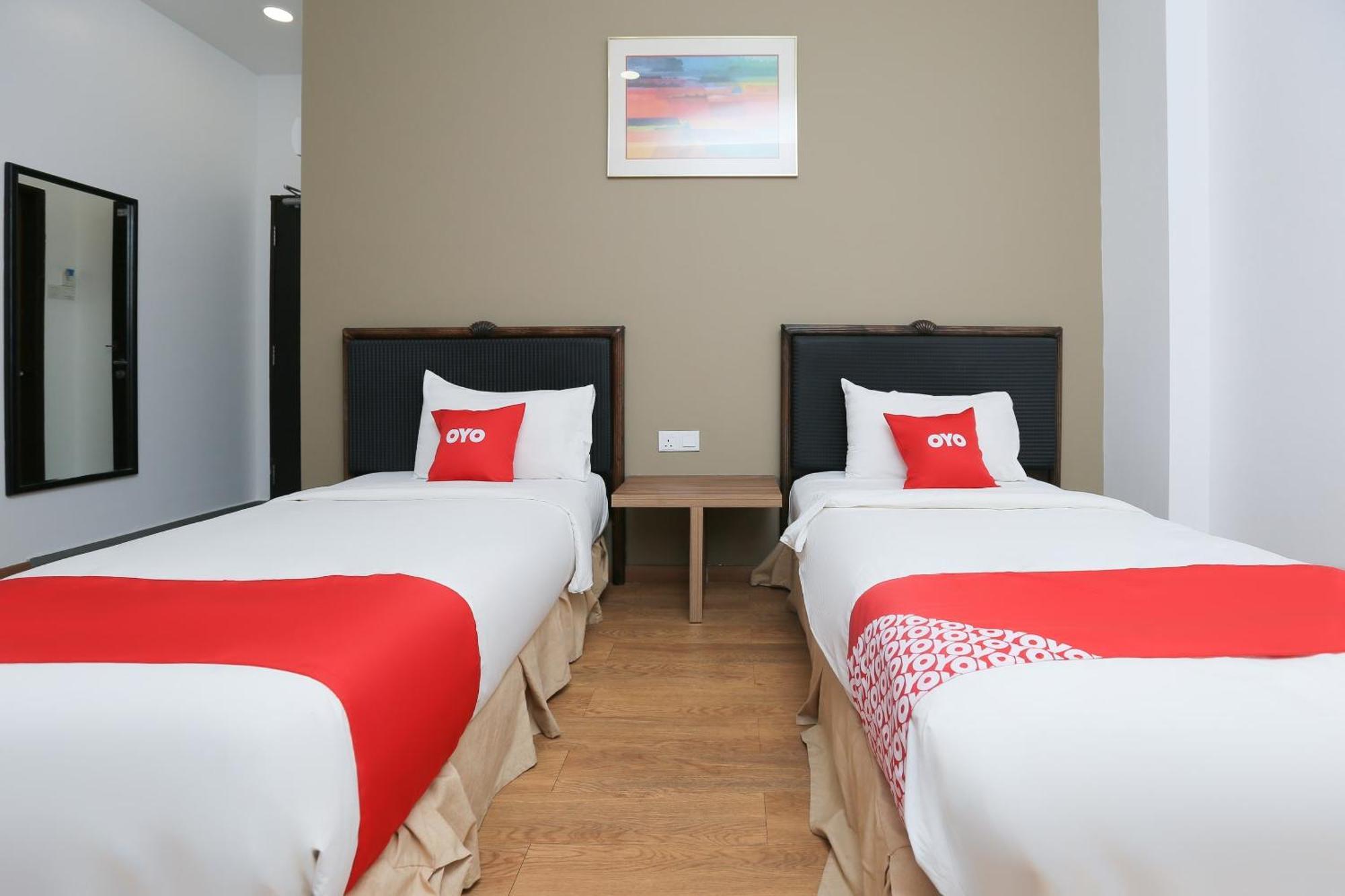 Oyo 89915 East Mount Hotel Кукуп Экстерьер фото
