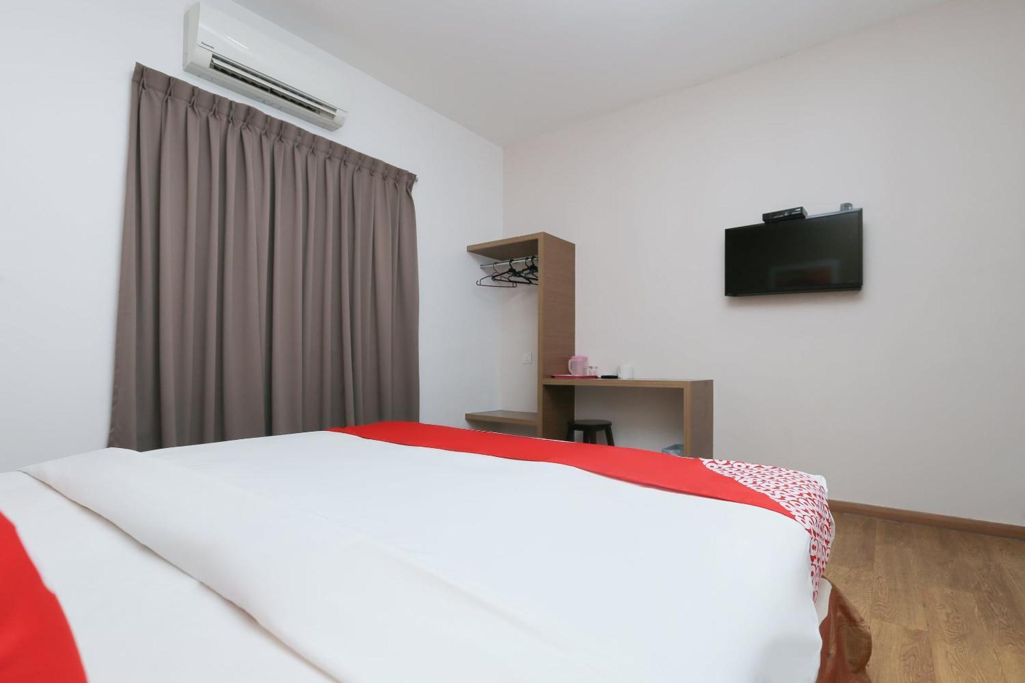 Oyo 89915 East Mount Hotel Кукуп Экстерьер фото