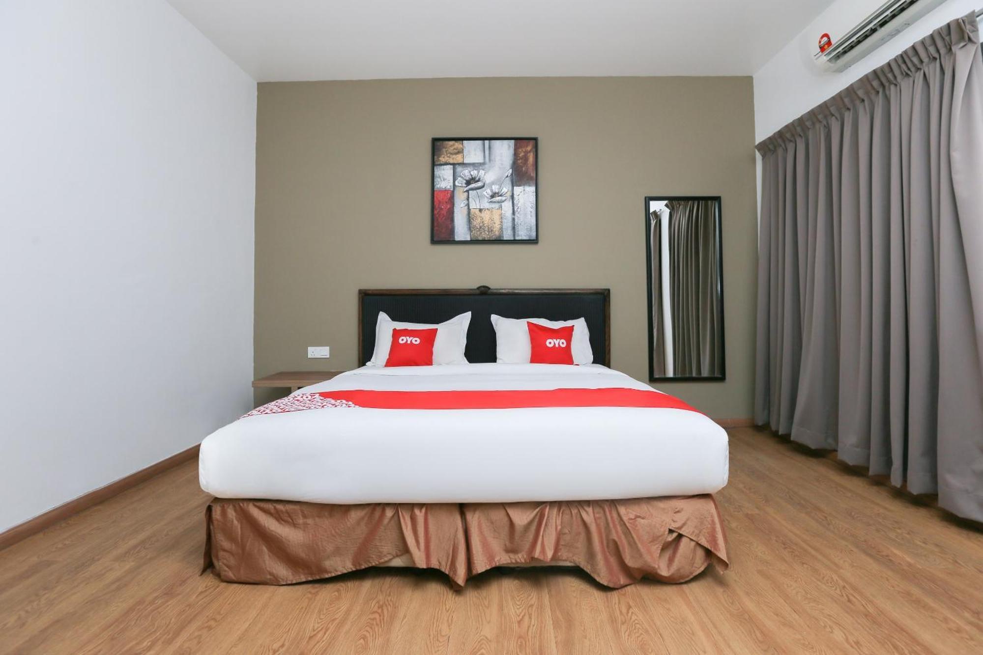 Oyo 89915 East Mount Hotel Кукуп Экстерьер фото