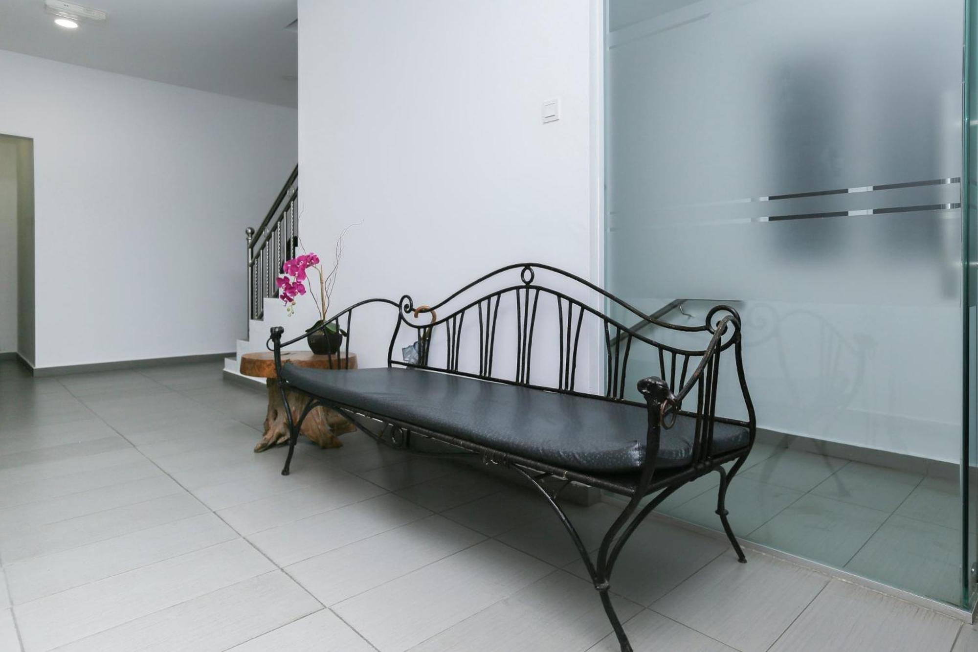 Oyo 89915 East Mount Hotel Кукуп Экстерьер фото