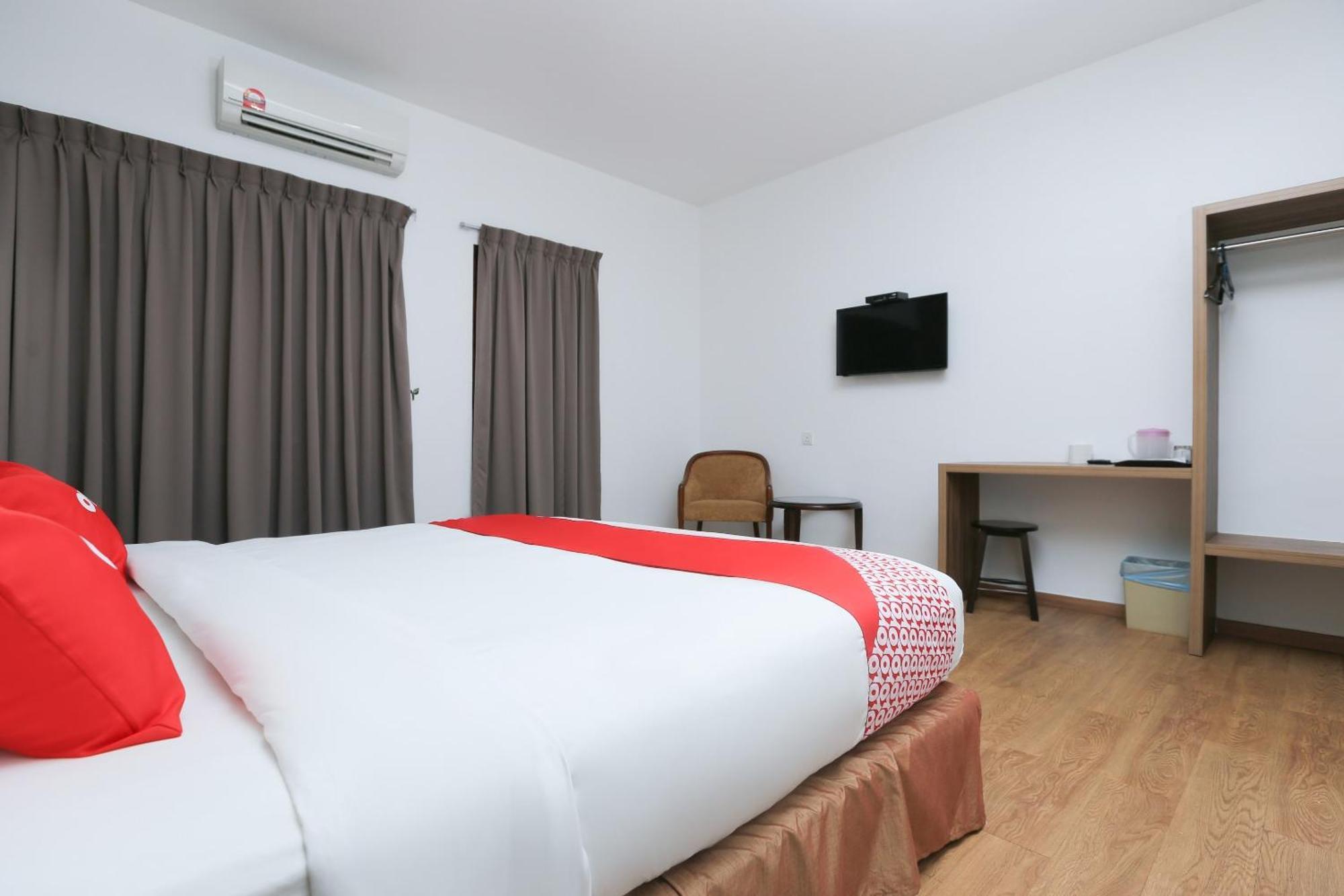 Oyo 89915 East Mount Hotel Кукуп Экстерьер фото