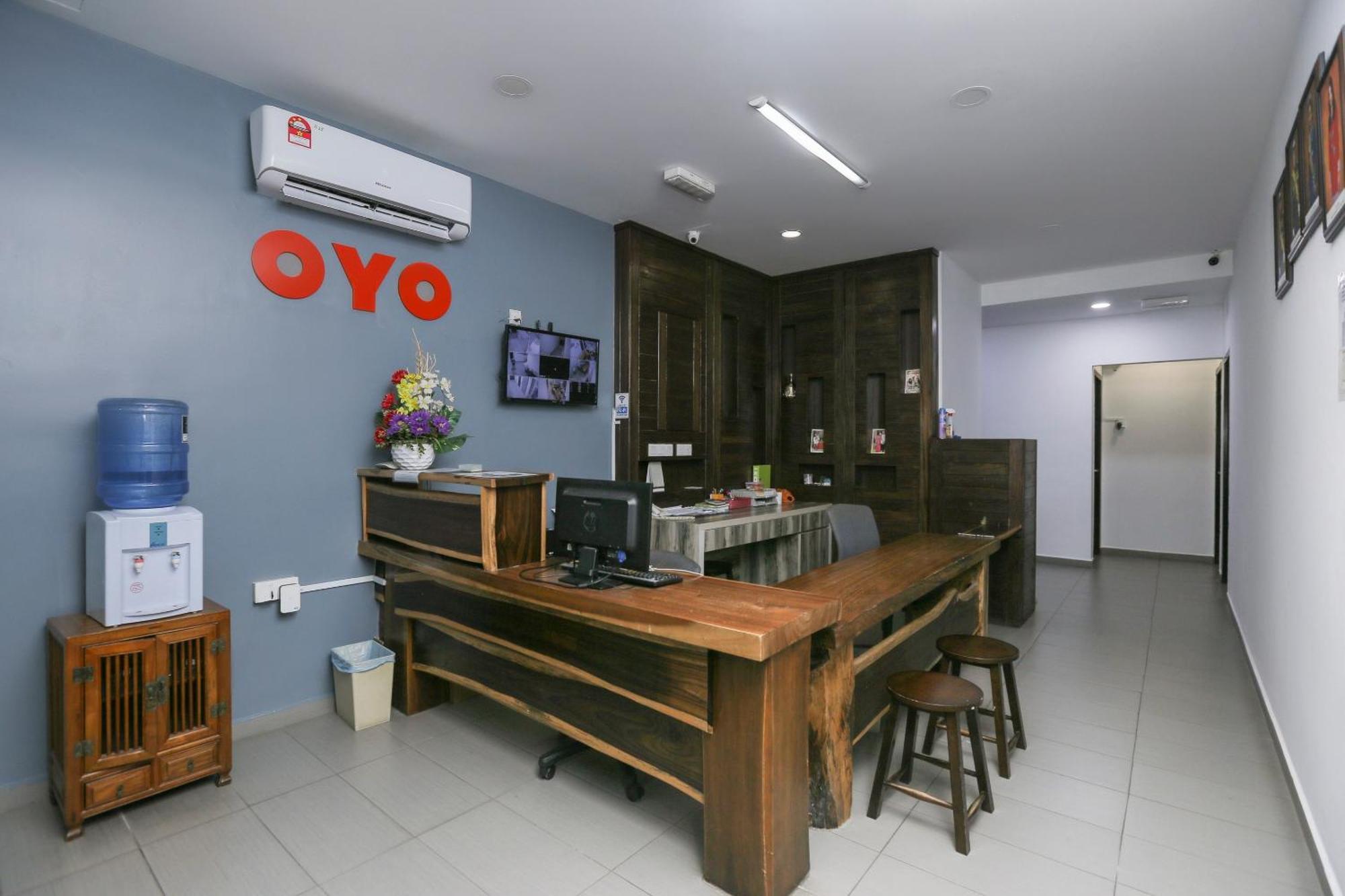 Oyo 89915 East Mount Hotel Кукуп Экстерьер фото