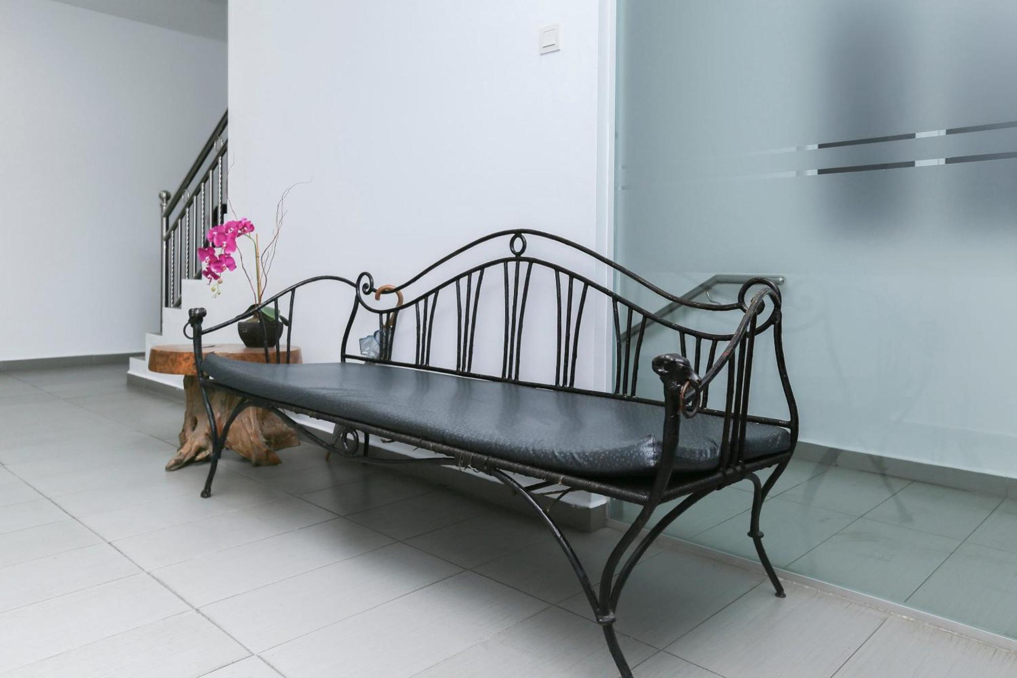 Oyo 89915 East Mount Hotel Кукуп Экстерьер фото