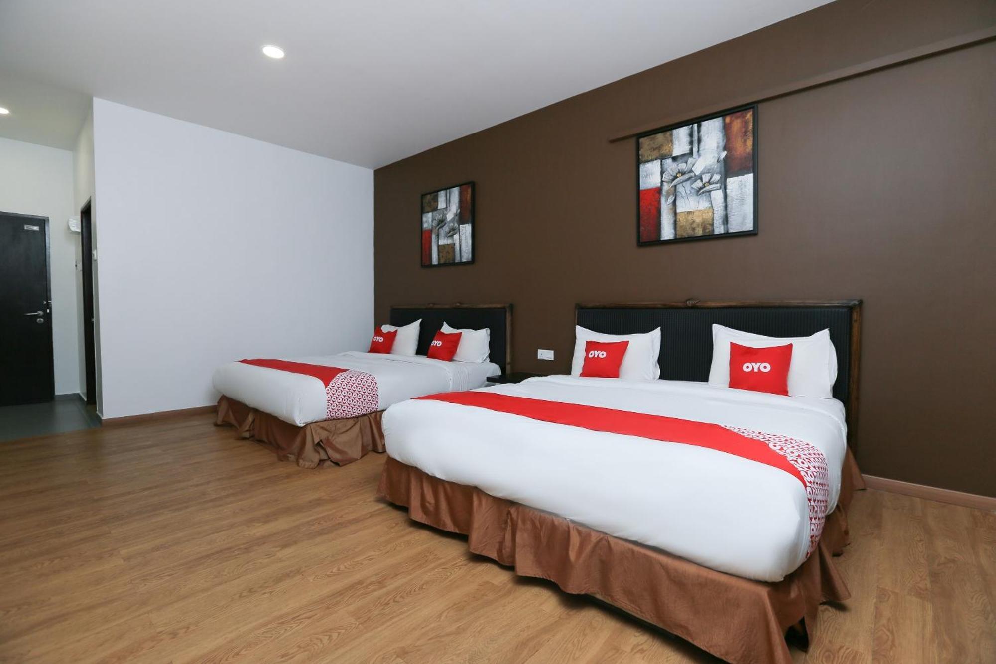 Oyo 89915 East Mount Hotel Кукуп Экстерьер фото