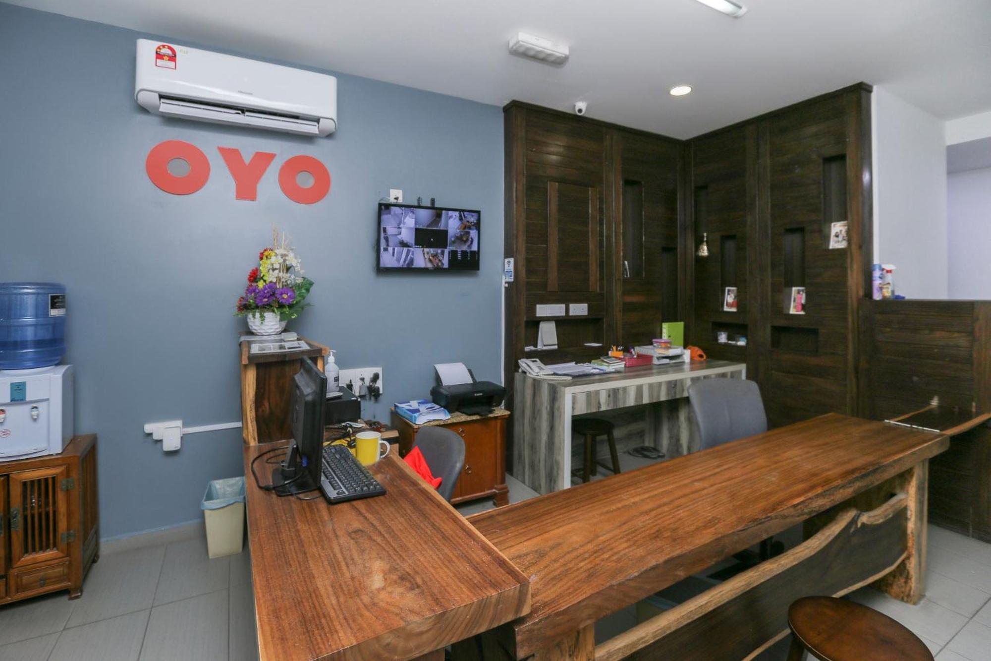 Oyo 89915 East Mount Hotel Кукуп Экстерьер фото