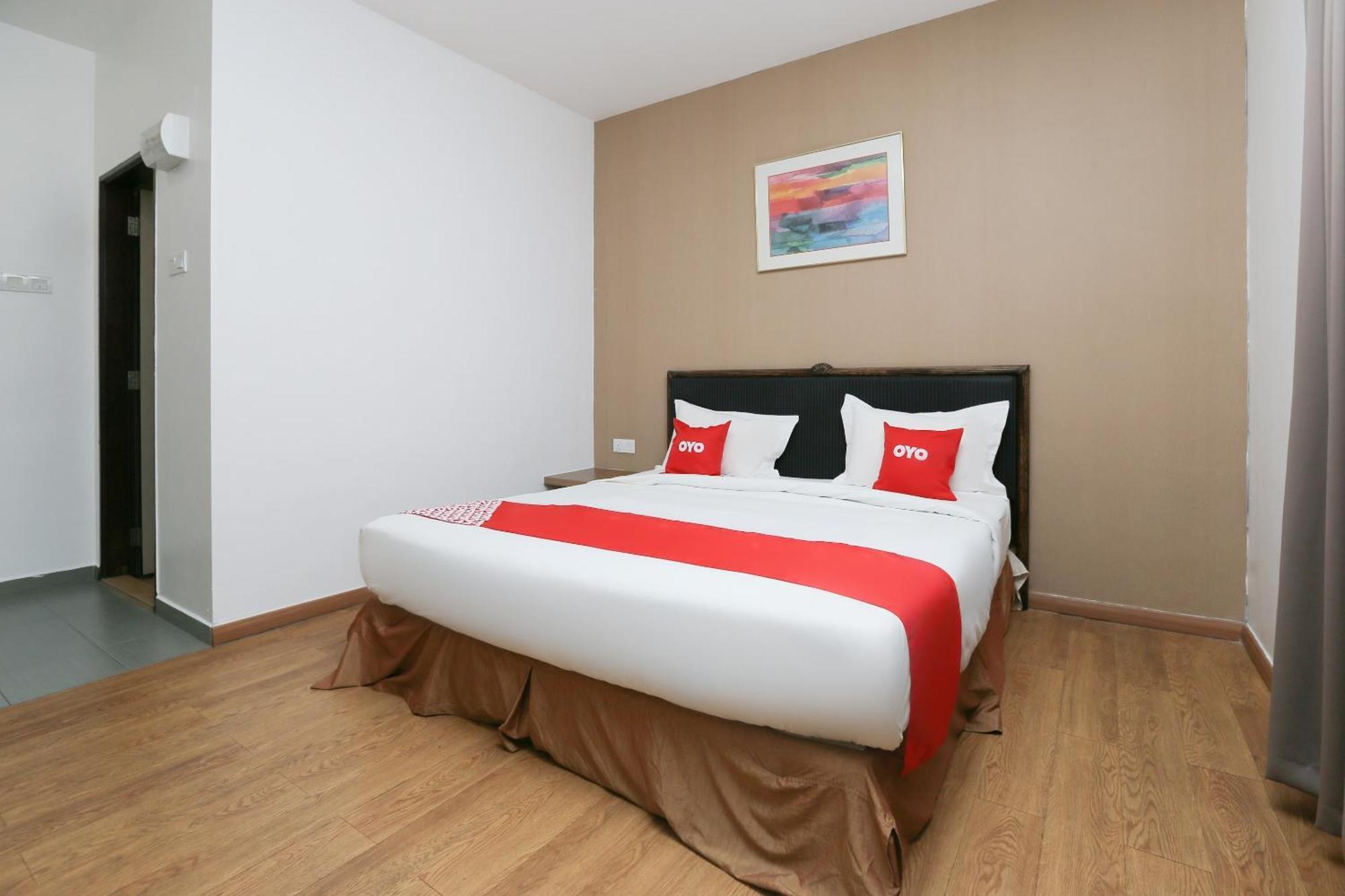 Oyo 89915 East Mount Hotel Кукуп Экстерьер фото