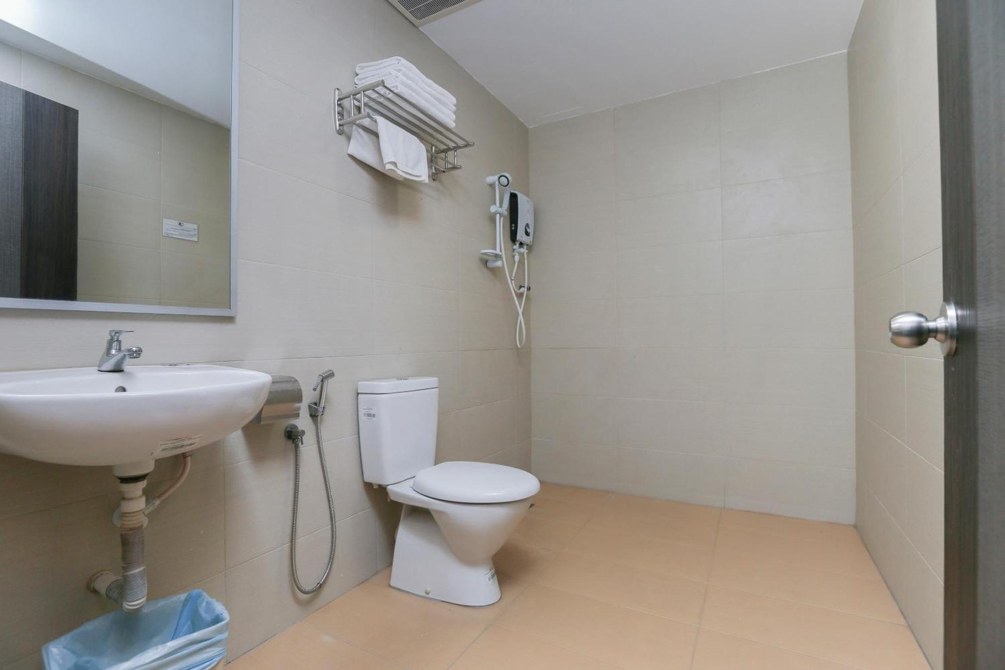 Oyo 89915 East Mount Hotel Кукуп Экстерьер фото