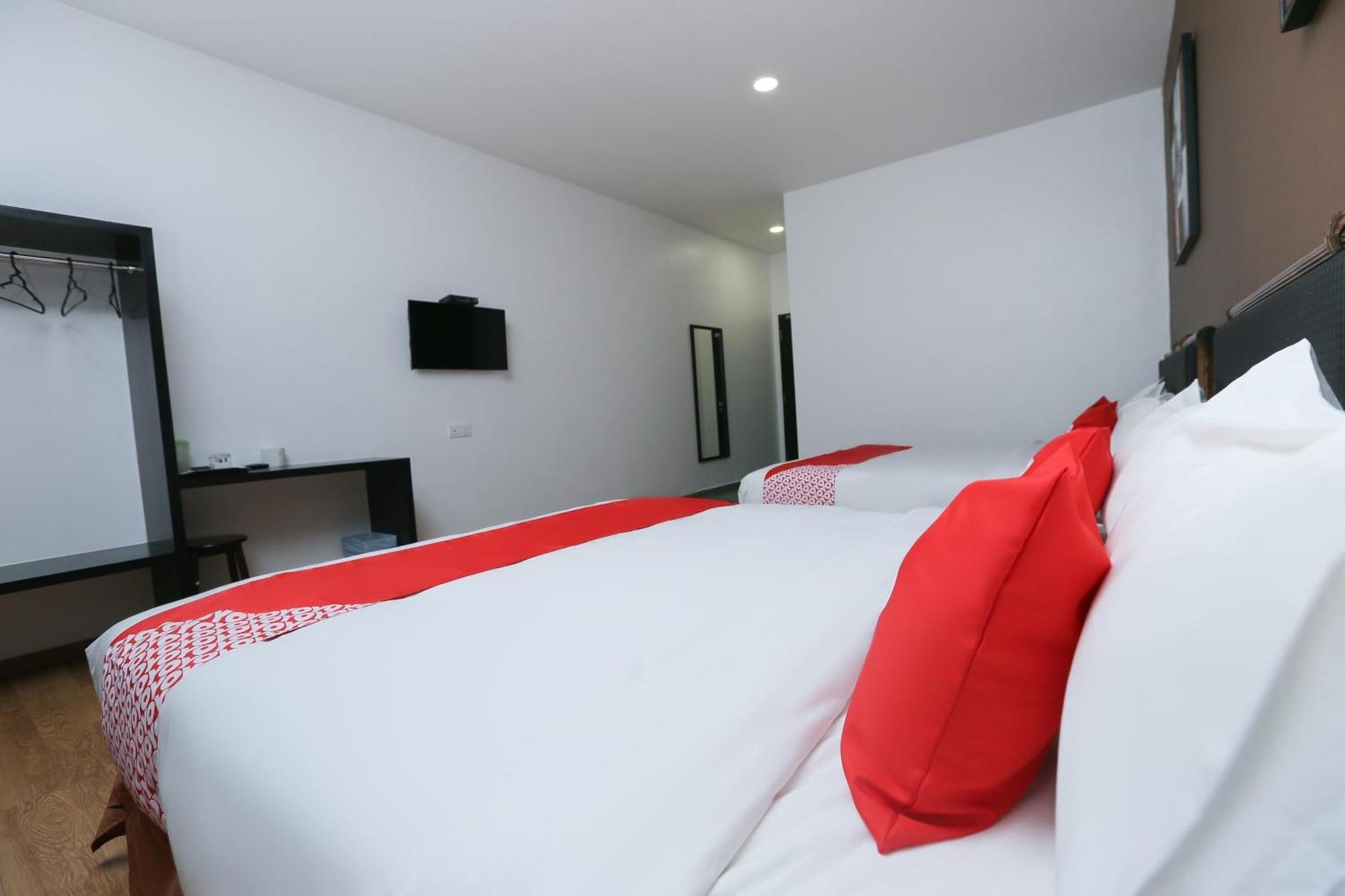 Oyo 89915 East Mount Hotel Кукуп Экстерьер фото