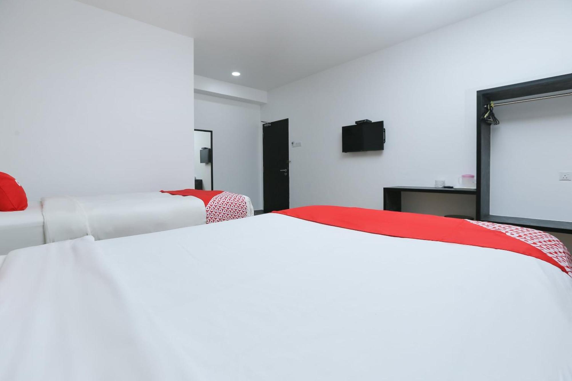 Oyo 89915 East Mount Hotel Кукуп Экстерьер фото